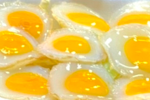 うずらの卵の目玉焼き
