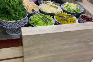 店内に用意されている生野菜の専用スペースの風景