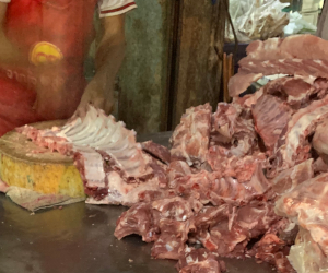 タラートの豚肉屋の背ガラやポークリブの様子