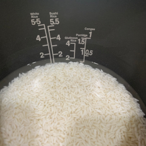 炊飯器の中のもち米